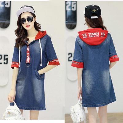 ĐẦM JEAN SUÔNG PHỐI NÓN ĐỎ IN CHỮ - J53